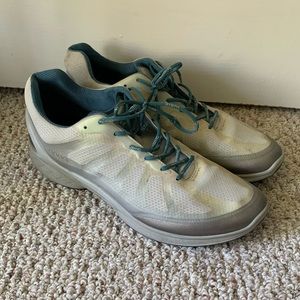 Like New Ecco Men’s BIOM Golf Sneakers White/Blue/Silver Gray Sz 11 EU 45